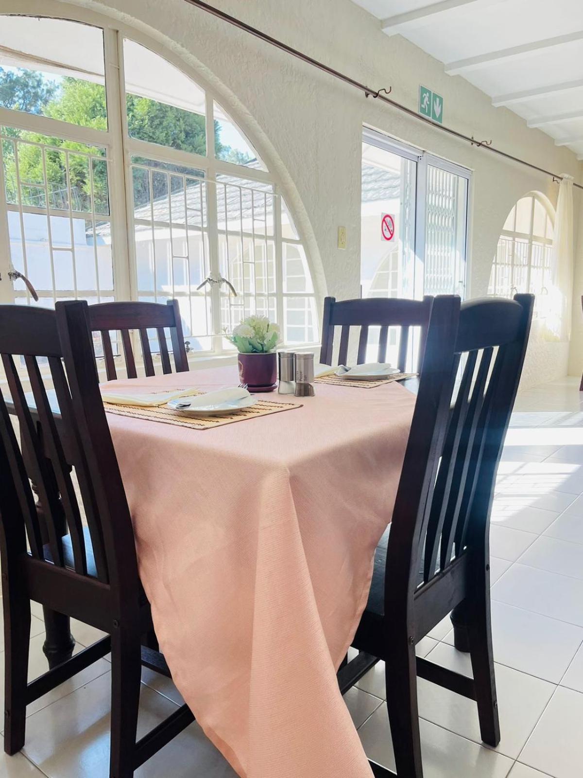 Oak Gardens Bed And Breakfast Нюкасъл Екстериор снимка